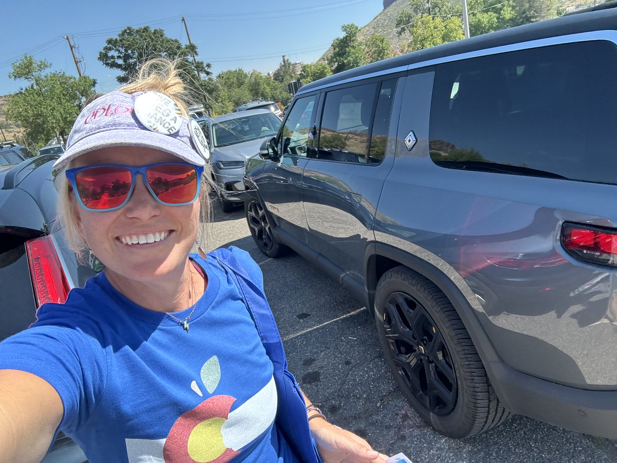 carolinebray82's tweet photo. Wonderful finding all these evs on the ROAD!! Thank you ev owner (from Sat Sept 7, 24) 4 more photos coming!

#thankyouevowner #evthankyou more to come!! #tesla #rivian #kia #VW #nissan #chevy #hyundia #toyta #golden #satrudayingolden #walk #goodforplanet #ipassgas #passgas https://t.co/XcHtyDx1q2