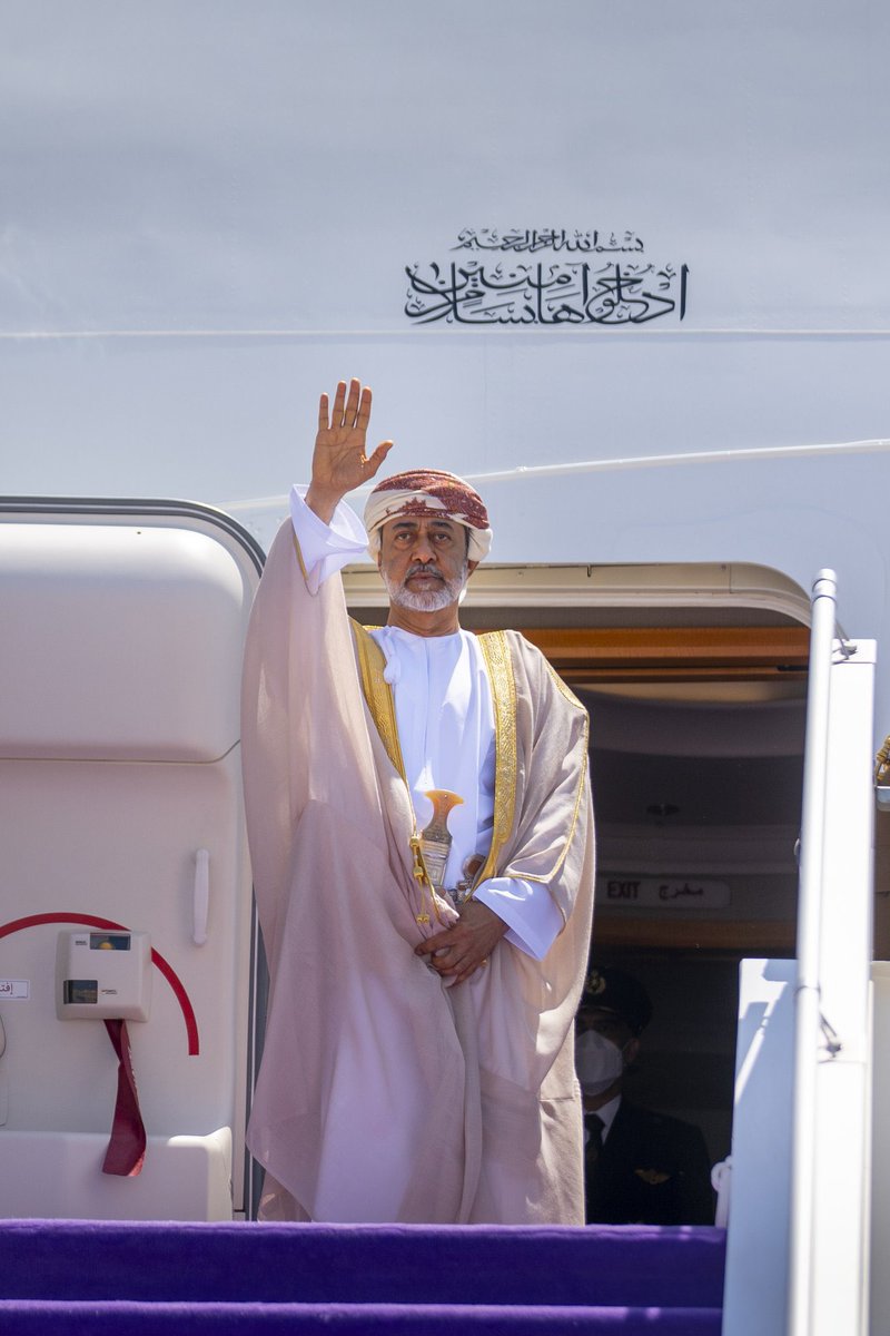 عَلى الطائِر المَيمونِ يا خَيرَ قادِمٍ
وَأَهلاً وَسَهلاً بِالعُلى وَالمَكارِمِ
قَدِمتَ بِحَمدِ اللَهِ أَكرَمَ مَقدَمٍ
مَدى الدَهرِ يَبقى ذِكرُهُ في اَلمَواسِمِ"
🇴🇲
#هيثم_بن_طارق | #ذي_يزن_بن_هيثم | 
#بالعرب_بن_هيثم | #ظفار | #صلالة | #عمان