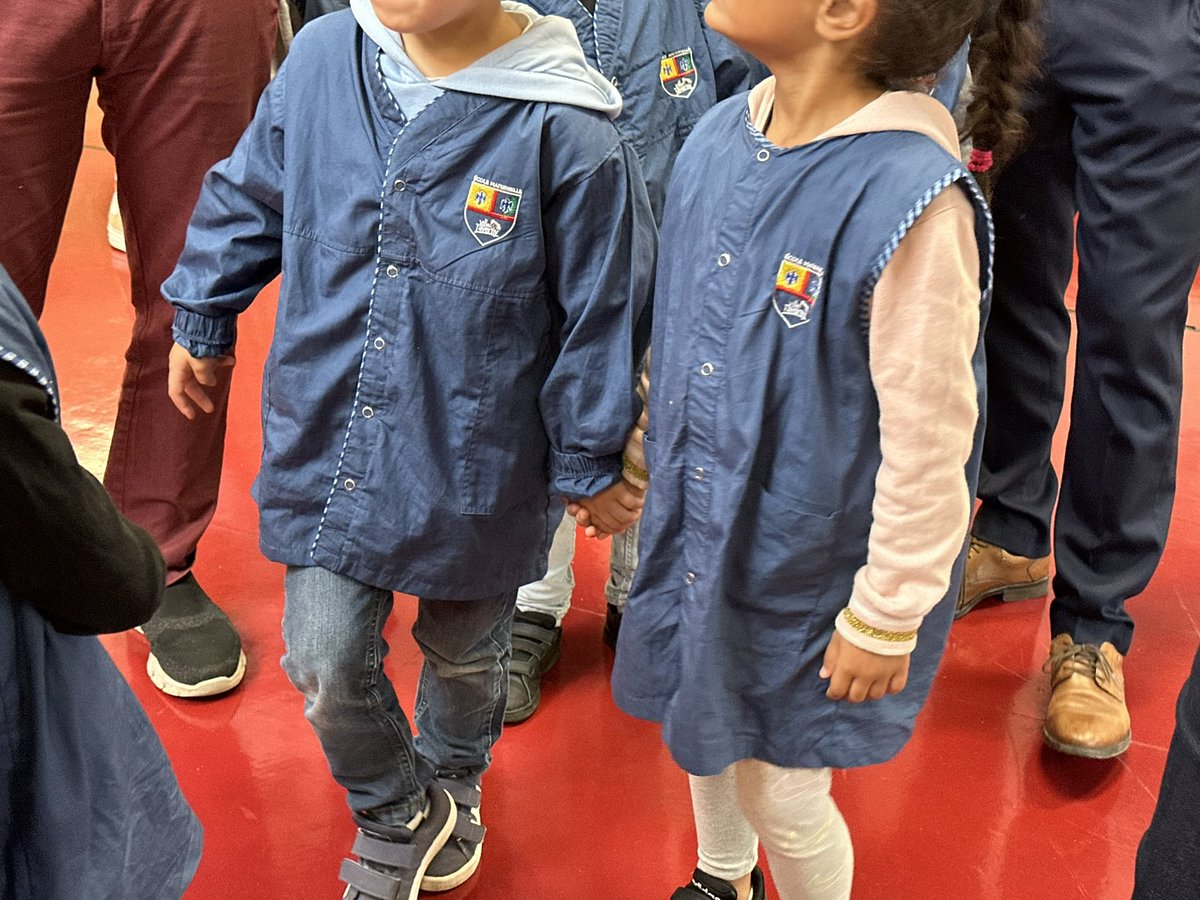 🏫#Education | À Taverny, l’école maternelle Anne-Frank expérimente la tenue uniforme pour les élèves. 

🎓Aujourd’hui, Florence Portelli, maire de la ville, @prefet95 et Olivier Wambecke, directeur académique du Val-d’Oise, ont partagé le temps méridien avec les élèves de cette