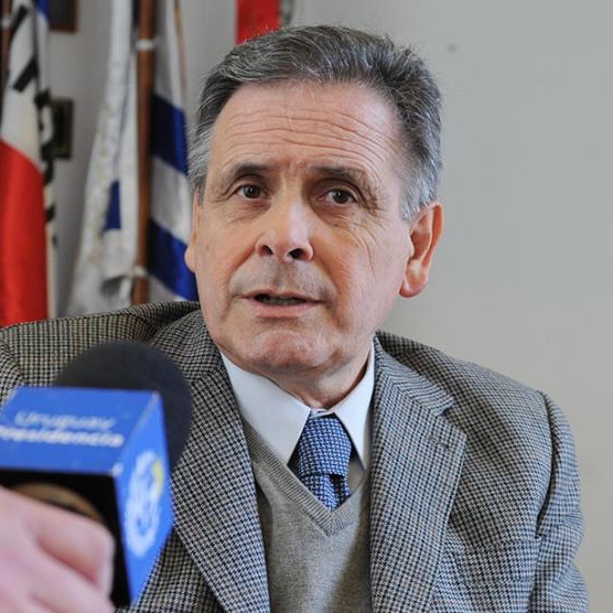 EPreve's tweet photo. 👁‍🗨INSÓLITO

✔️Denuncias de acoso sexual en INAU y en Ministerio del Interior terminan con sanciones a denunciantes.

✔️Directorio del INAU -por mayoría oficialista- sancionó con 6 meses de suspensión a denunciante porque entendió que NO había pruebas del acoso sexual.

✔️En el MI, el jefe denunciado acumula cuatro víctimas con testimonios similares y ha sido designado en nuevo cargo.

📻 Mañana LA TAPADITA