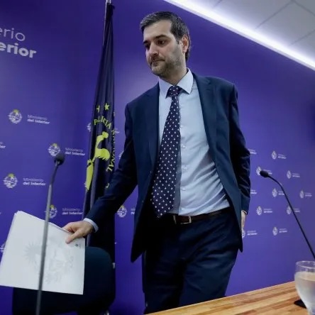 EPreve's tweet photo. 👁‍🗨INSÓLITO

✔️Denuncias de acoso sexual en INAU y en Ministerio del Interior terminan con sanciones a denunciantes.

✔️Directorio del INAU -por mayoría oficialista- sancionó con 6 meses de suspensión a denunciante porque entendió que NO había pruebas del acoso sexual.

✔️En el MI, el jefe denunciado acumula cuatro víctimas con testimonios similares y ha sido designado en nuevo cargo.

📻 Mañana LA TAPADITA