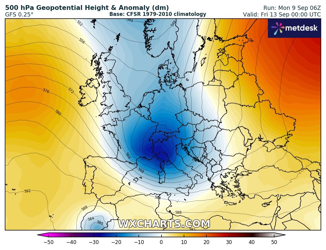 MMmarco0's tweet photo. Dalla rottura estiva alla tempesta equinoziale nel giro di pochi giorni. Repentino calo termico e condizioni meteorologiche di stampo prettamente autunnale in arrivo, con temperature fino a 6-7 °C sotto la media del periodo.

Stiamo vivendo in queste ore la rottura meteorologica definitiva della stagione estiva, ma è solo un piccolo antipasto rispetto a quello che accadrà tra giovedì 12 e sabato 14, quando una discesa di aria artico-marittima dilagherà su tutta l'Europa centro-occidentale, Italia compresa. I valori termici previsti a 850 hPa (circa 1.500 metri di quota) saranno davvero eccezionalmente bassi per il periodo, con l'isoterma di 0°C che si addosserà sull'Arco Alpino. Sono dati termici che solitamente si registrano nella prima decade di novembre, e questo dimostra quanto la natura stia per regalarci una sferzata autunnale quasi inaspettata dopo il lungo periodo in compagnia dell'anticiclone subtropicale sahariano. 

L'Italia sarà colpita in pieno dalle correnti di origine artica, e le isoterme a 850 hPa (ricordo sempre che stiamo parlando di valori attesi a 1.500 metri di quota, onde evitare equivoci) caleranno su valori compresi tra i 3°C e i 9°C a seconda delle zone, con il valore più basso che verrà toccato al Centro-Nord e quello più alto sulla Sicilia e le zone ioniche del Paese. Sono tutti valori più tipici della seconda decade di ottobre che della metà di settembre. Le temperature massime caleranno su valori compresi tra i 17 e i 22 °C a seconda delle zone, mentre le temperature minime scenderanno su valori compresi tra gli 8 e i 13 °C (sono ovviamente sempre temperature relative alle zone pianeggianti). Almeno nelle ore serali, notturne e al primo mattino saluteremo in maniera definitiva le 'maniche corte', ricordando che la percezione della temperatura è sempre un fattore soggettivo. Le minime risulteranno più alte sulla Sicilia e sulle zone ioniche (tra i 16 e i 18 °C) a causa della persistenza di instabilità atmosferica nelle giornate di venerdì, sabato e domenica, che determinerà piogge anche nelle ore notturne. Le temperature dovrebbero rimanere sotto la media del periodo almeno fino al 17-18 settembre.

Riguardo ai fenomeni attesi, avremo il passaggio di una perturbazione tra la serata di mercoledì 11 e quella di venerdì 13, con precipitazioni localmente anche intense. Come detto prima, l'instabilità atmosferica perdurerà su Sicilia e zone ioniche per l'intero fine settimana, mentre altrove, sabato e domenica, avremo decise schiarite. Entrerò nei dettagli nei successivi post, ma posso già anticipare che tornerà la neve sull'Arco Alpino sopra quota 1.200-1.300 metri e sulle vette dell'Appennino centro-settentrionale sopra quota 1.800 metri. Preparate felpe e maniche lunghe.