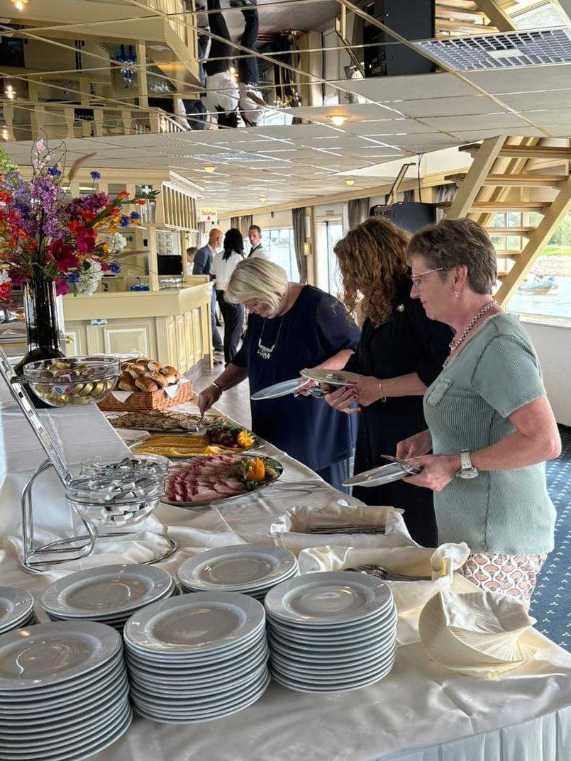 AmyvanSon's tweet photo. The early bird catches the worm. 😋 #Eureka #BNMO #Rivierdagcruise @NUofNOOIT1942 https://t.co/J5VQWhWheK