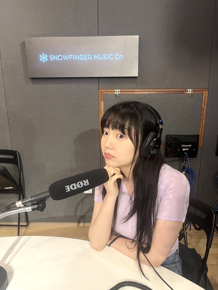 roralaland's tweet photo. 로라(AURORA)의 팟캐스트 녹음 후 비하인드 사진📸
DJ로 데뷔한 로라(AURORA)는 어떠셨나요?👀

-

#로라 #AURORA #오로라
#만화경팟캐스트로라 #팟캐스트로라
#DJ로라 #RORADIO https://t.co/uZmjYAL3J7