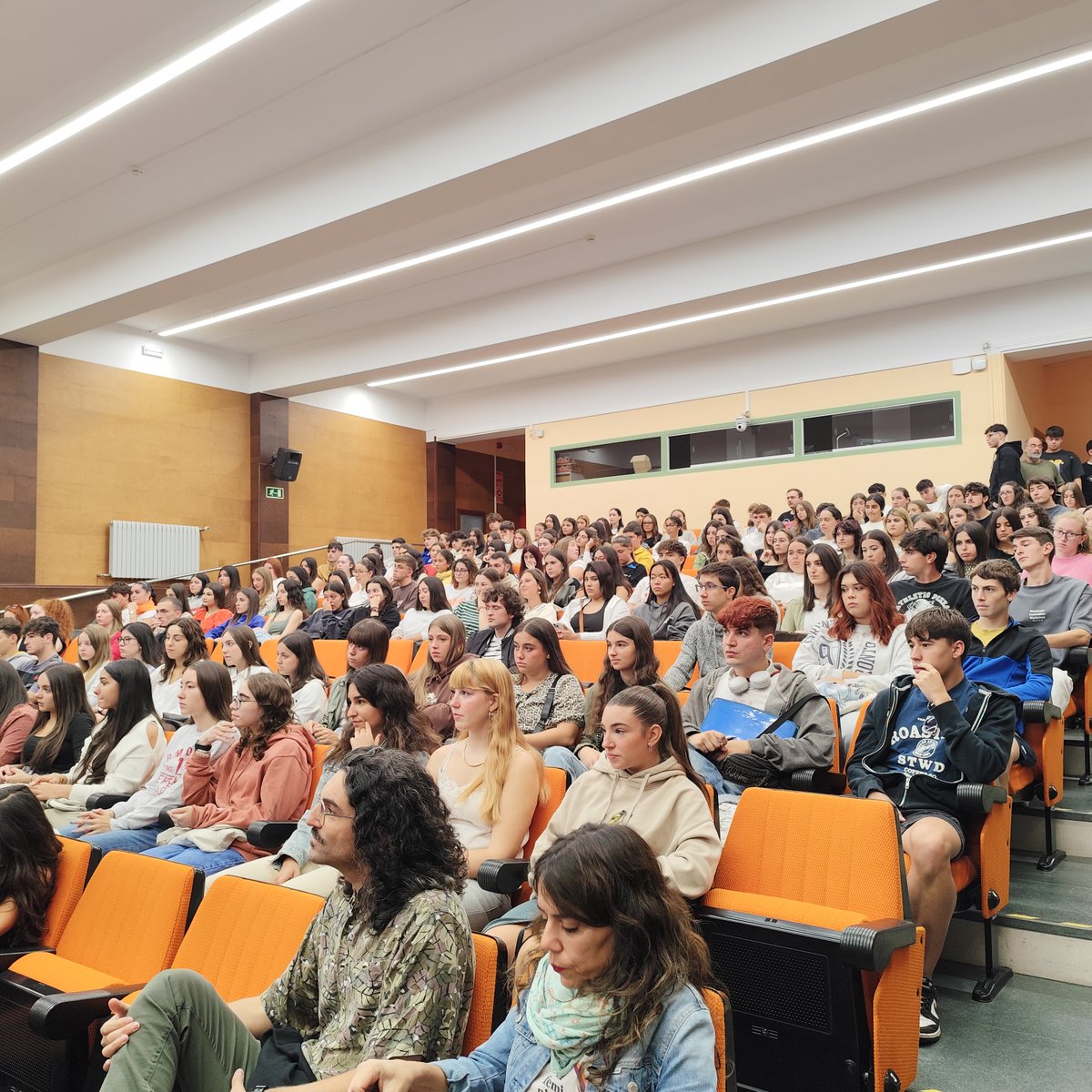 UVaPalencia's tweet photo. El vicerrector del Campus de Palencia, Julio Javier Diez Casero, acompañado por representantes de los equipos decanales, ha dado una cálida e ilusionante bienvenida a los nuevos estudiantes. 👋

👉 Todos los detalles en https://t.co/7TTiU9dtqq

#iniciocurso #uva #campuspalencia https://t.co/4gmdIrcNvK