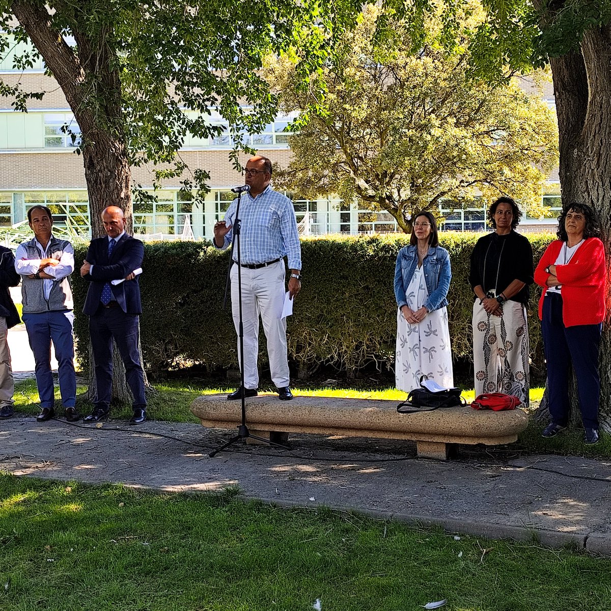 UVaPalencia's tweet photo. El vicerrector del Campus de Palencia, Julio Javier Diez Casero, acompañado por representantes de los equipos decanales, ha dado una cálida e ilusionante bienvenida a los nuevos estudiantes. 👋

👉 Todos los detalles en https://t.co/7TTiU9dtqq

#iniciocurso #uva #campuspalencia https://t.co/4gmdIrcNvK