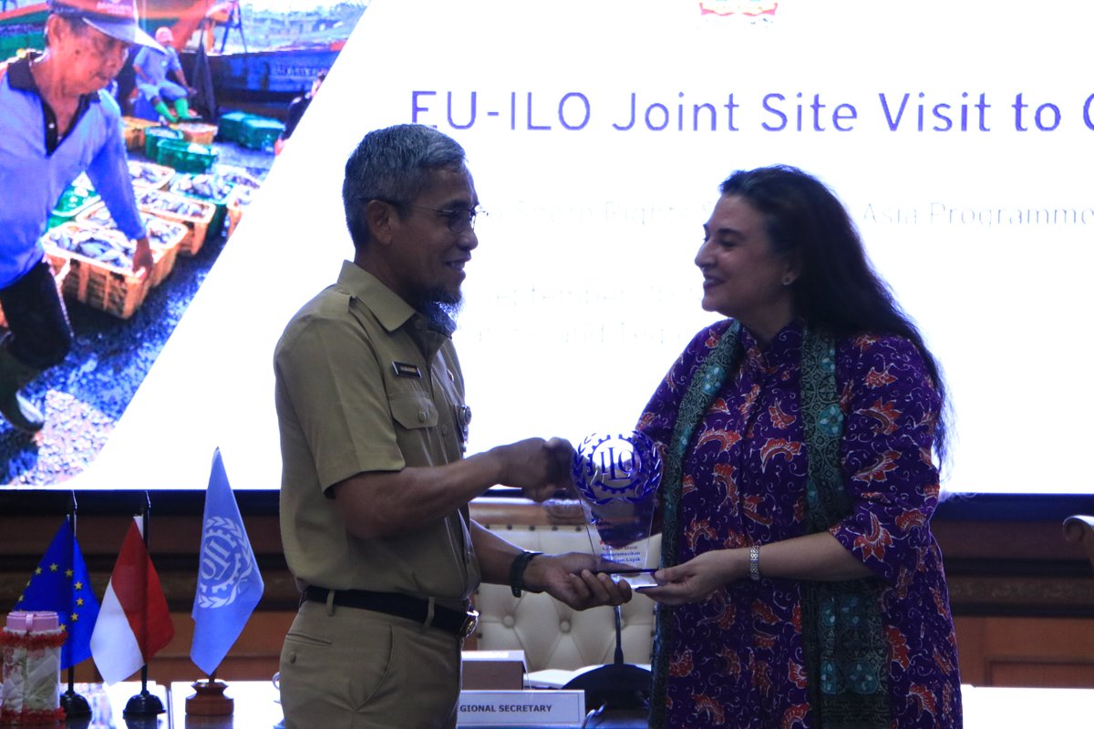 whoismizhou's tweet photo. Officially commencing the EU-ILO visit in Central Java with a meaningful exchange of souvenirs as symbol of strong collaboration between Central Java Province, the European Union, and the ILO.
#EUILOSafeMigration #S2SR #ShiptoShoreRights https://t.co/dESj35YUTc