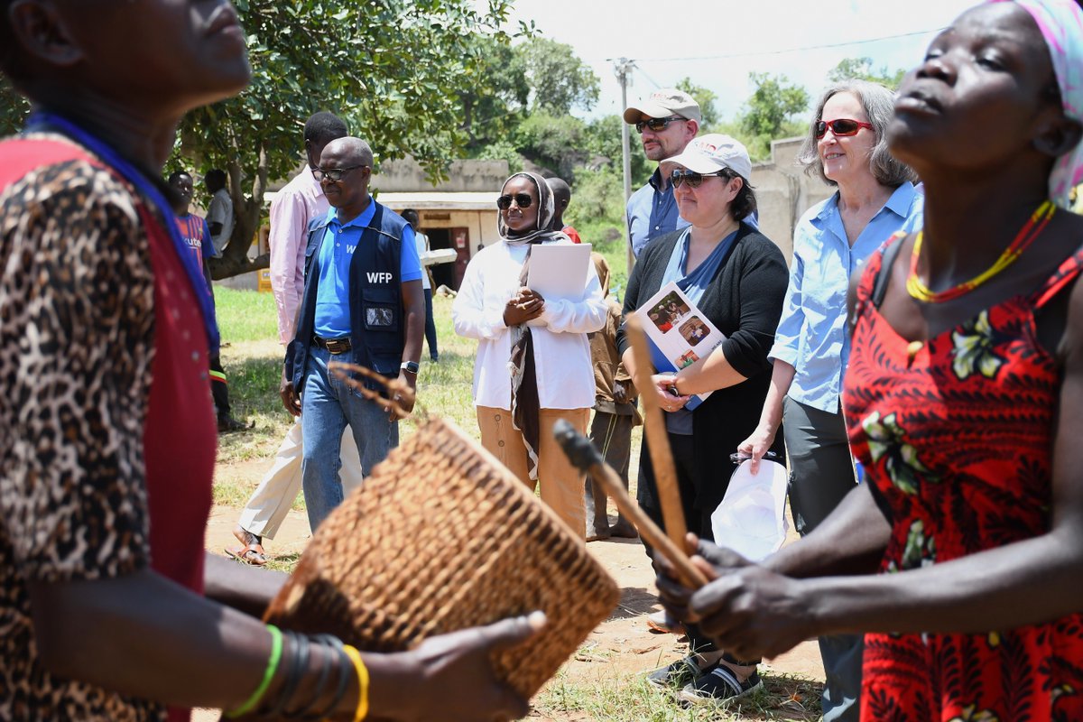 WFP_Uganda's tweet photo. Today, Mia Beers, Deputy Assistant to the Administrator in the @USAID🇺🇸 Bureau for Resilience, Environment and Food Security is visiting farmers in #Uganda.

Together we are transforming the lives of farmers👩‍🌾 in #Karamoja
#USWithUganda https://t.co/yYQAIa2LdA