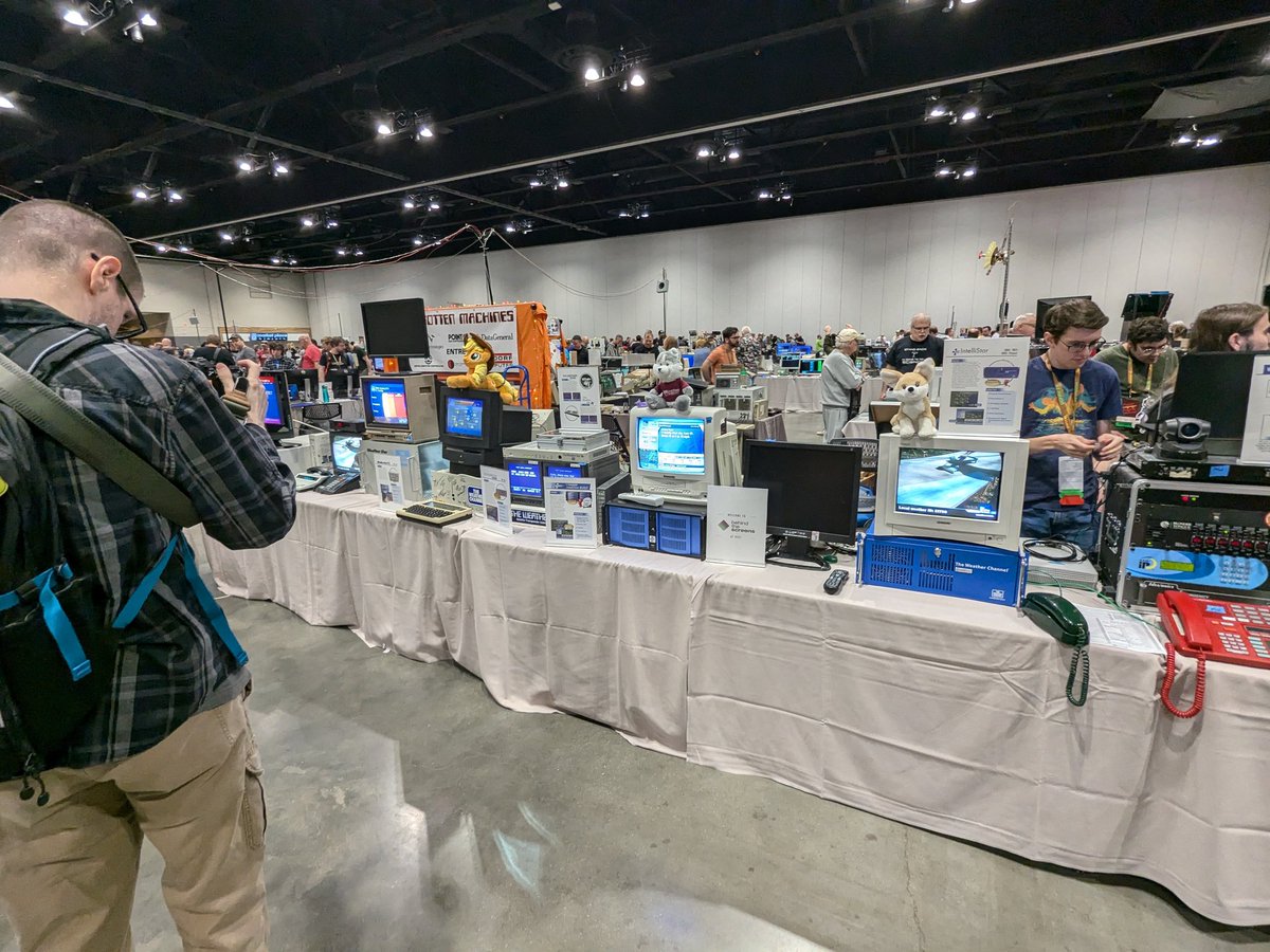 techknight2's tweet photo. VCF Midwest was such an awesome amazing time and I'm already sad it is over 😭 but we have next year! https://t.co/hdCOuZx7Ta
