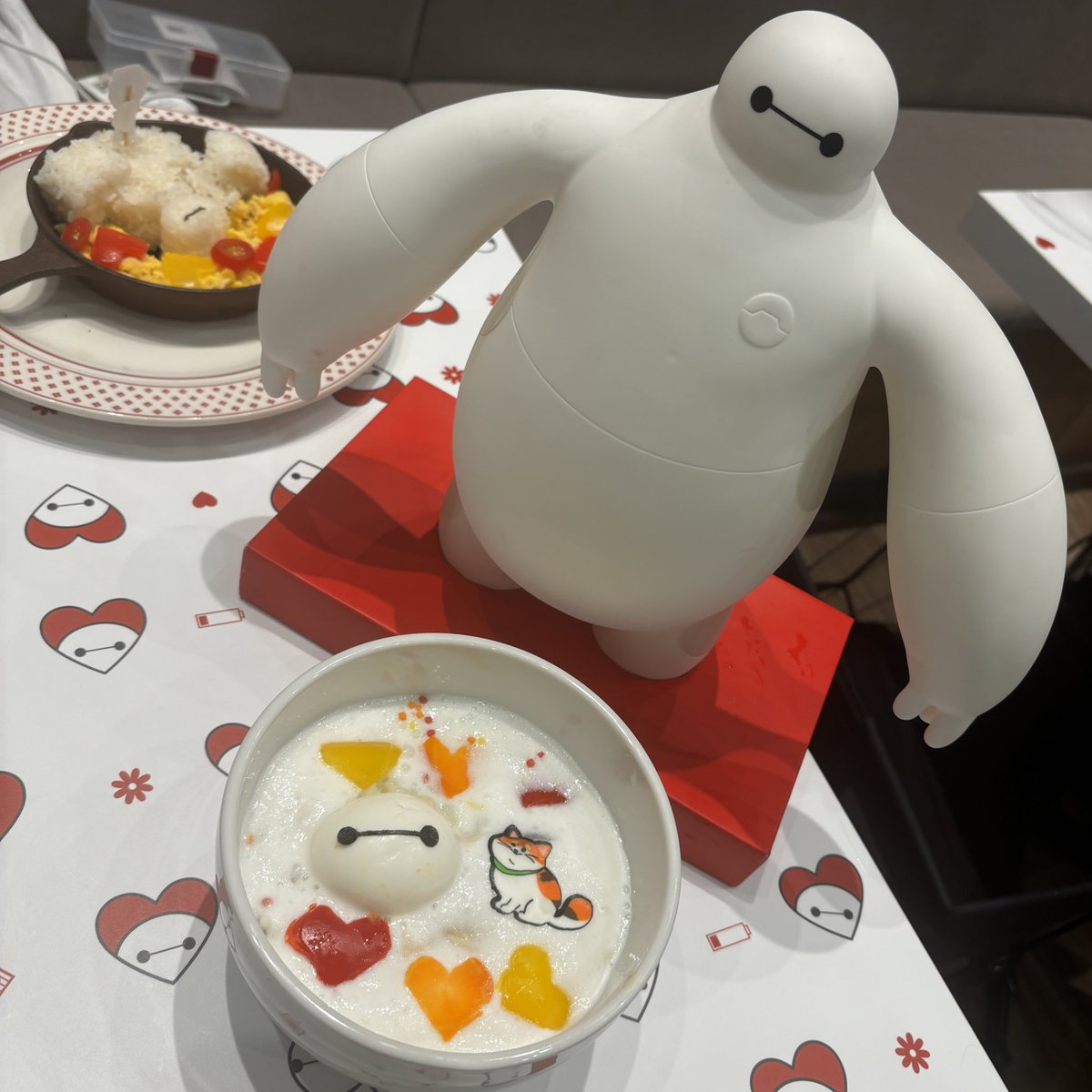 「スカイツリーのベイマックスカフェこれはベイマックスの感動シーンを再現したカレーう」|🌻𝕪𝕦𝕔𝕙𝕦𝕞𝕚𝕦🌻のイラスト