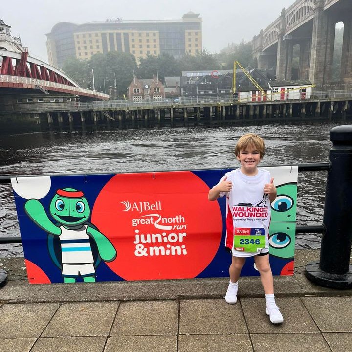 supportthewalk's tweet photo. ♥️ More #GreatNorthRun celebrations!

A shout out to Charlie, and his dad Al, who completed the GNR Junior &amp; Mini race.

An incredible duo - high five to the both of you! 🖐️

#SupportTheWalk | @Great_Run https://t.co/SpqdtJbdks