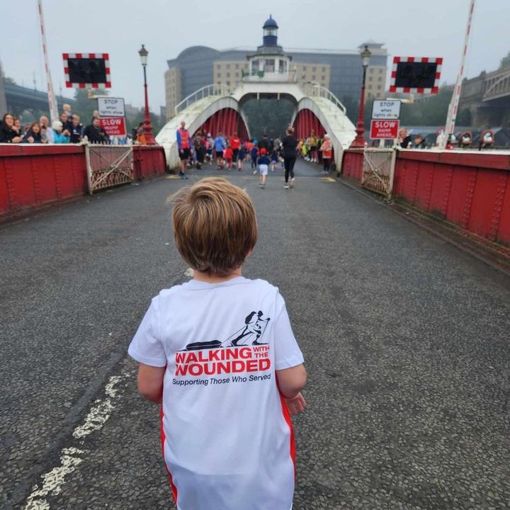 supportthewalk's tweet photo. ♥️ More #GreatNorthRun celebrations!

A shout out to Charlie, and his dad Al, who completed the GNR Junior &amp; Mini race.

An incredible duo - high five to the both of you! 🖐️

#SupportTheWalk | @Great_Run https://t.co/SpqdtJbdks