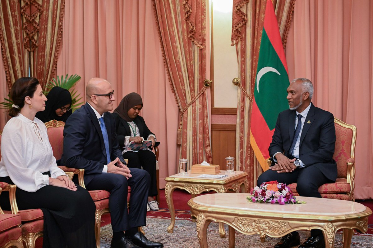 ElchinNHuseynli's tweet photo. I've had the honour to present today my Letter of Credence to His Excellency Dr. Mohamed Muizzu, President of the Republic of Maldives, accrediting me as non-resident Ambassador of Azerbaijan. Privileged to serve for ever expanding friendly relations btw 🇦🇿&amp;🇲🇻. https://t.co/RxlCYWbc8v