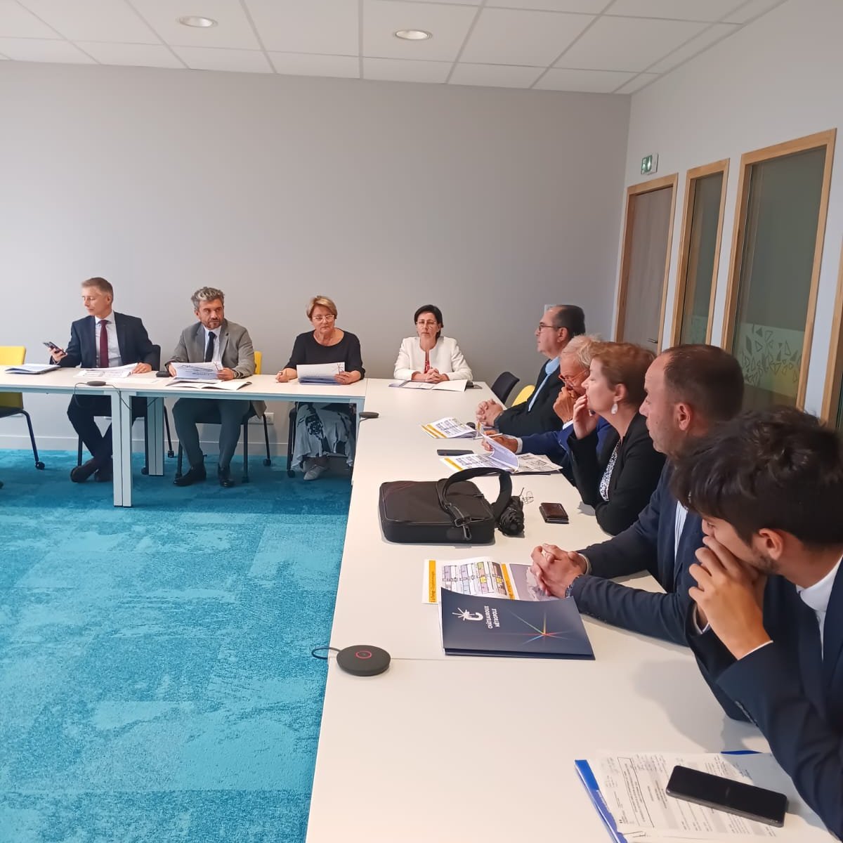 Ensuite, le recteur <a href="/PhiAgresti/">Jean-Philippe Agresti</a> a visité l'<a href="/eco_campus/">EcoCampusChâteauroux</a> de Châteauroux, un consortium regroupant 12 établissements d'enseignement supérieur🙏
En présence, notamment, du maire de Châteauroux, <a href="/GilAverous/">Gil Avérous</a>, et la @DASEN36, Mme Bistos 👥
Un campus connecté pour construire son avenir !