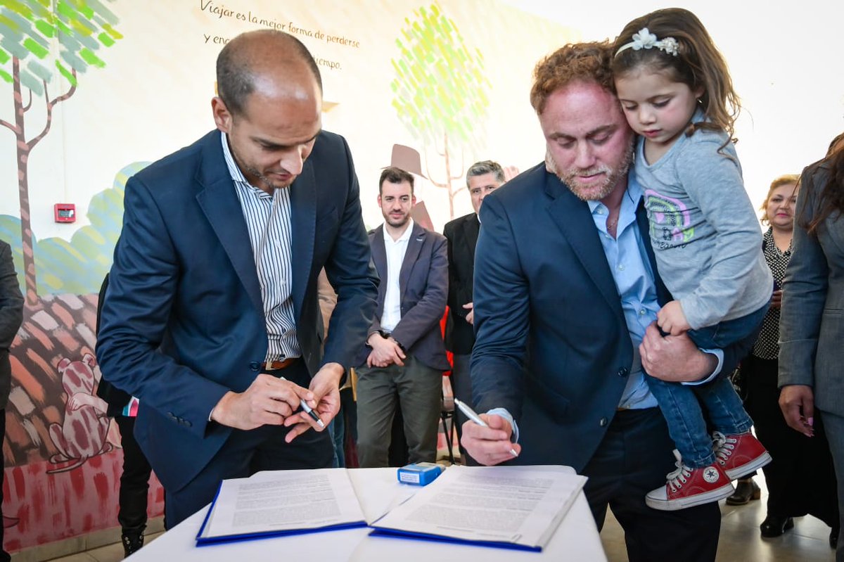 Se formalizó la firma de comodato de la terminal de ómnibus de Fraga 📝

📲 Lee la nota y entérate de toda la info:  acortar.link/Ukqh4P