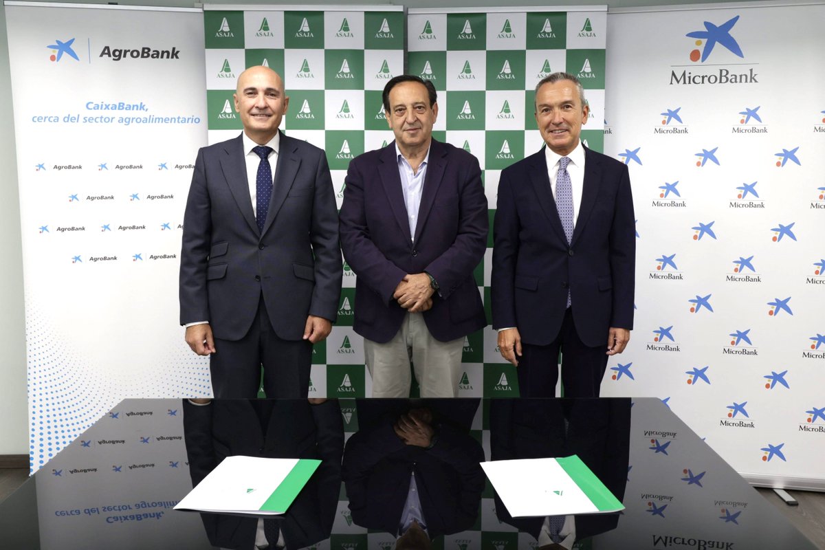 PedroBarato_'s tweet image. Hoy hemos firmado un importante 🚜✍️  acuerdo  para asegurar el #RelevoGeneracional en el campo. 
 @AsajaNacional  #MicroBank @AgroBank_CABK lanzamos una herramienta clave: financiación real para que los jóvenes emprendan y construyan un futuro sólido🌾👩‍🌾