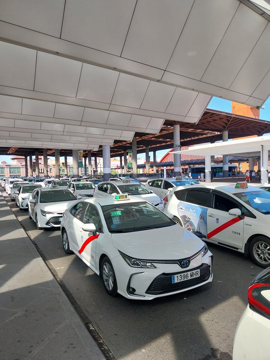 cimadox's tweet photo. @francecut @Roma @RomaFaSchifo_ @romatoday Stazione di Atocha, Madrid.
100, forse 1000 taxi in attesa. https://t.co/oVgpUcCFIZ