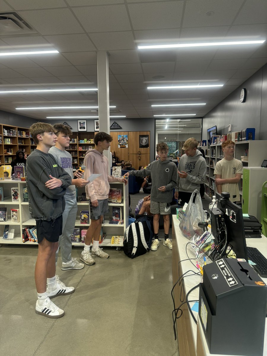 Tallmadge Middle School was lucky to start the day with a live interview with a Morning Meeting alum. <a href="/CollinDixon_/">Collin Dixon</a>  from <a href="/IlliniFootball/">Illinois Football</a> shared how it feels to be a college athlete. Thanks so much Collin for taking the time! <a href="/TallmadgeMiddle/">Tallmadge MS</a> <a href="/tms_staszak/">David Staszak</a>