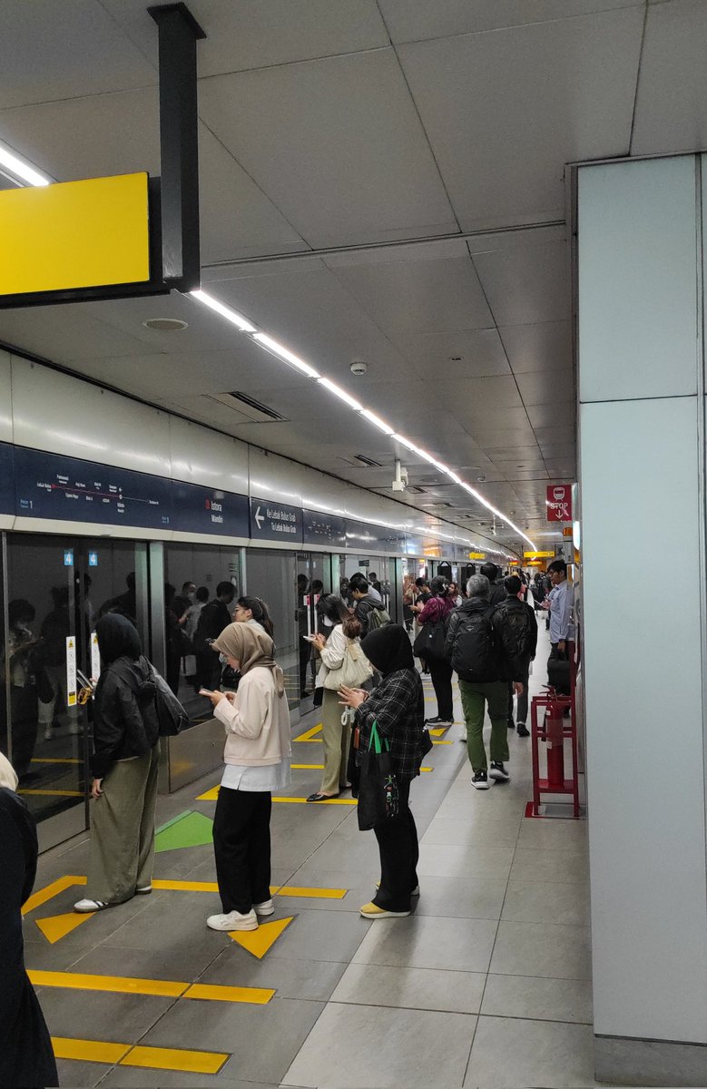 Walaupun rame, semuanya tertib antri 👍 MRT bisa ga dibilang berhasil ngubah kebiasaan masyarakat di transportasi umum?
