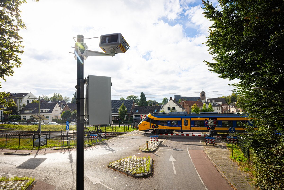 In de gemeentes <a href="/gem_oisterwijk/">Gemeente Oisterwijk</a> en <a href="/gilzerijen/">Gilze en Rijen</a> is de handhaving met flitscamera’s bij overwegen gestart. Weggebruikers die de rode knipperlichten en dalende spoorbomen negeren, kunnen vanaf vandaag een boete verwachten voor hun gevaarlijke gedrag.
prorail.nl/nieuws/flitsca…