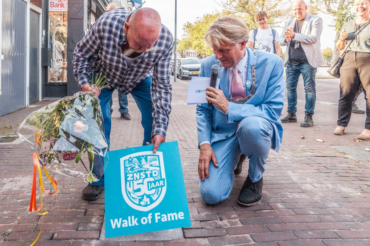 Vrijdag vond de uitreiking van de derde groep Walk Of Fame-tegels plaats in de #Zaanbocht in #Wormerveer. Burgemeester <a href="/JanHamming/">jan hamming</a> had de eer om deze tegels te overhandigen. Van harte gefeliciteerd aan alle ontvangers! 

#50jaarzaanstad <a href="/GemZaanstad/">Gemeente Zaanstad</a>