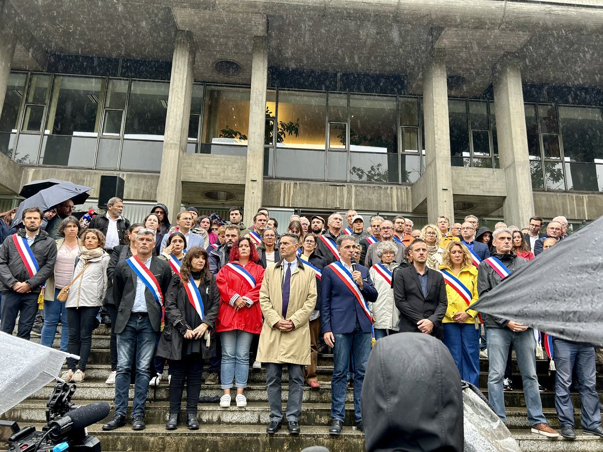 Élus Socialistes & Apparentés Grenoble (@grp_nvairsocapp) on Twitter photo ⚫️Hommage à #LilianDejean, aux côtés des élus et agents de la <a href="/VilledeGrenoble/">Ville de Grenoble</a>, en présence de ses camarades de la CGT, de ses collègues de la PU ainsi que de nombreux élus des communes voisines et des citoyens touchés par ce terrible drame. #Grenoble ⚫️Hommage à #LilianDejean, aux côtés des élus et agents de la <a href="/VilledeGrenoble/">Ville de Grenoble</a>, en présence de ses camarades de la CGT, de ses collègues de la PU ainsi que de nombreux élus des communes voisines et des citoyens touchés par ce terrible drame. #Grenoble