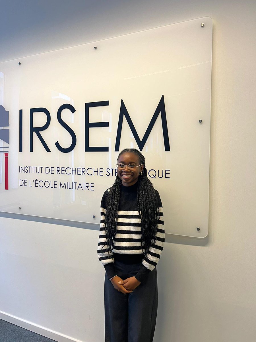 PhilippePerchoc's tweet photo. 🎉 Bienvenue à Naida Ali, qui rejoint @irsem1 pour un stage de 5 mois dans le cadre de sa 3e année à l’étranger @SciencesPoRennes. Après 1 semaine, elle a déjà contribué à l'organisation d’un événement ! Les semaines à venir s'annoncent prometteuses. #Stage #IRSEM https://t.co/hYuGQnAyPi