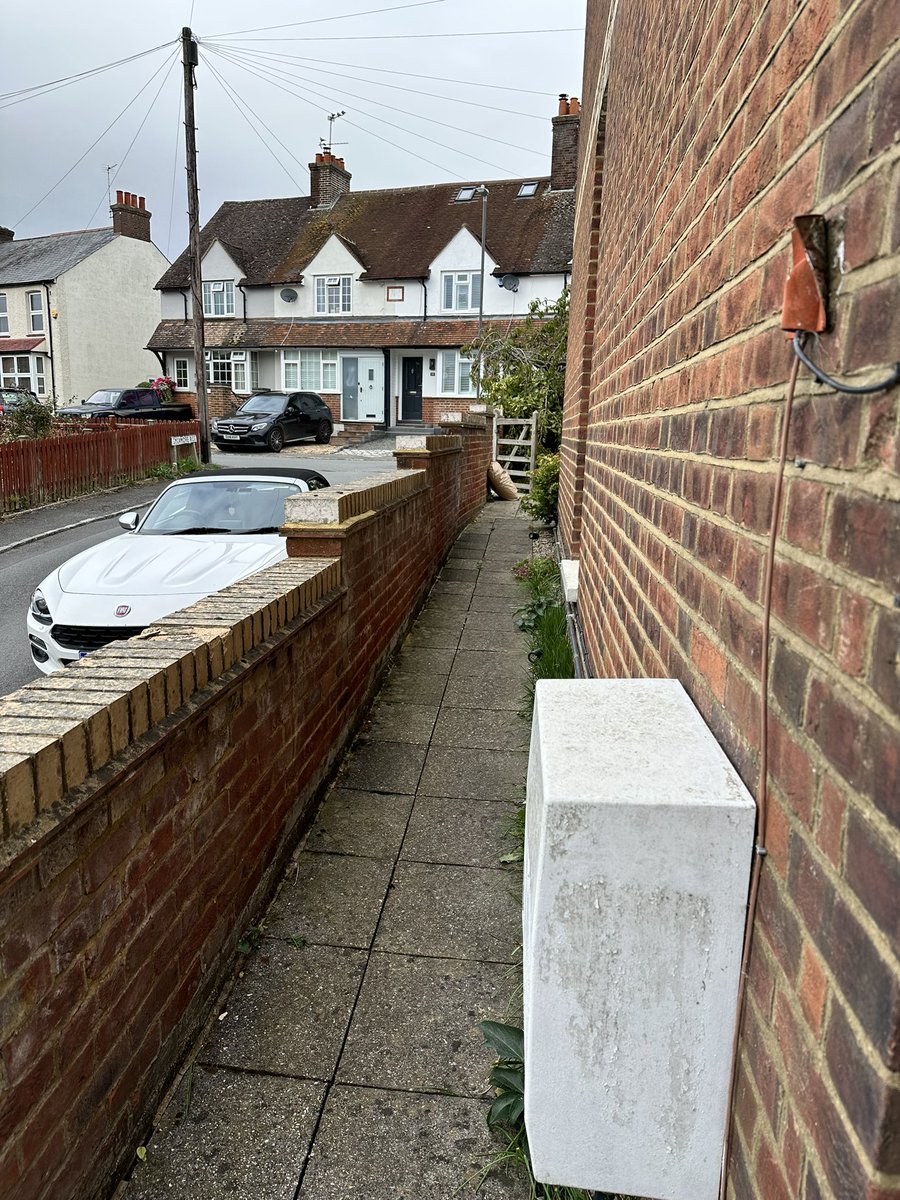 skiindoo's tweet photo. @DHLGlobal @dhlexpressuk image 1 taken from front door, do you consider this to be safely delivered? https://t.co/Ole0mGcyHu