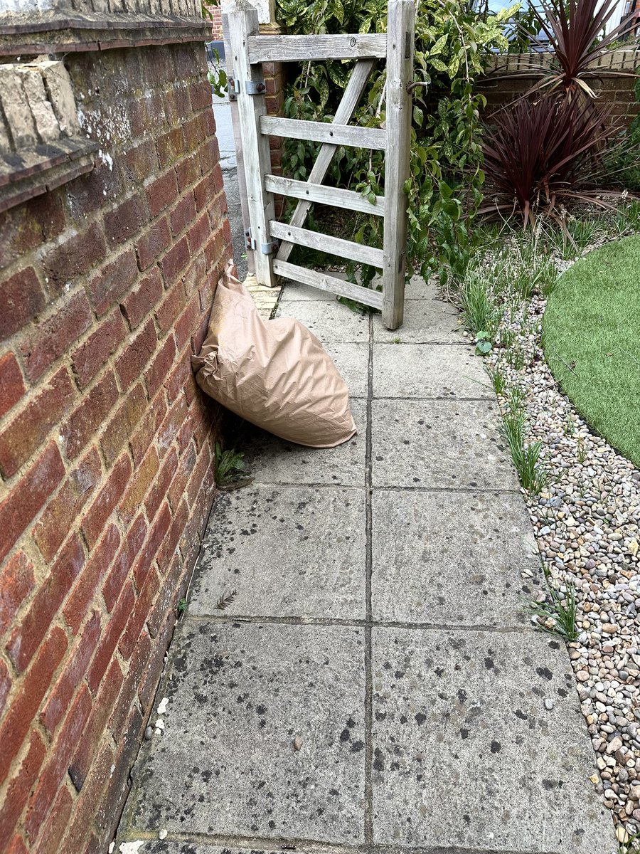 skiindoo's tweet photo. @DHLGlobal @dhlexpressuk image 1 taken from front door, do you consider this to be safely delivered? https://t.co/Ole0mGcyHu