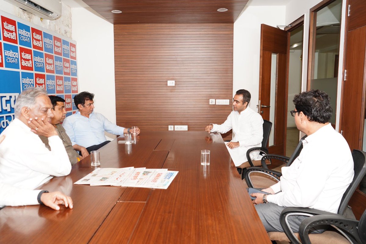 “रक्तदान-महादान”

दिल्ली प्रदेश कांग्रेस कमेटी अध्यक्ष श्री <a href="/devendrayadvinc/">Devender Yadav</a> जी ने आज महान स्वतंत्रता सेनानी अमर शहीद लाला जगत नारायण जी की 43वीं पुण्यतिथि पर आयोजित रक्तदान कार्यक्रम में सम्मिलित होकर उन्हें पुष्पांजलि अर्पित की और रक्तदान शिविर में स्वैच्छिक रक्तदाताओं से