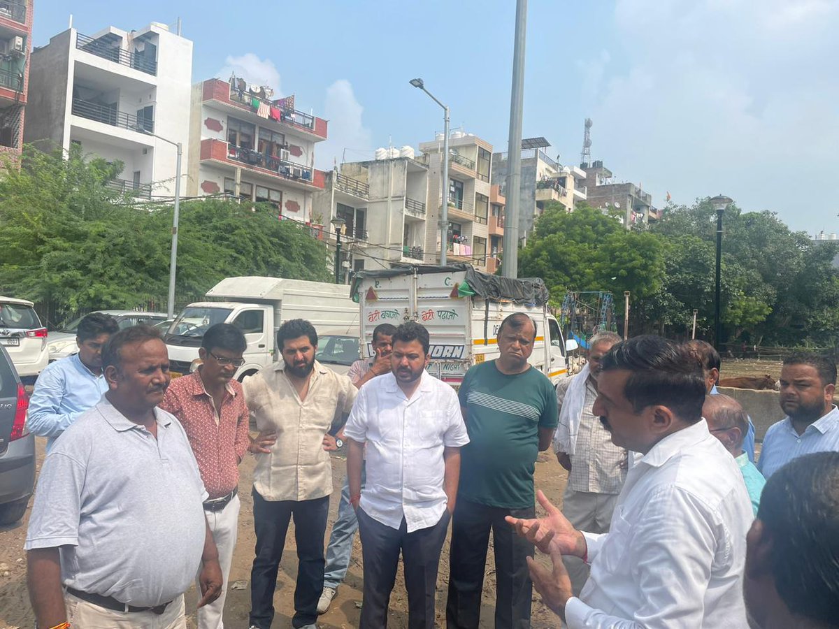 BJP के MCD ने अपने 15 साल के भ्रष्ट शासनकाल में दसघरा के रामलीला पार्क को बर्बाद कर दिया था, जिससे गाँव के लोग बहुत परेशान थे, लेकिन अब दसघरा के रामलीला पार्क की हालत बदलने वाली है, क्योंकि अब MCD में भी केजरीवाल जी का शासन है।

आज मैंने MCD के अधिकारियों एवं स्थानीय लोगों के साथ