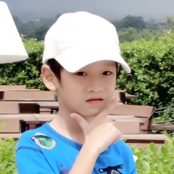 fluffynexx's tweet photo. พ่อเต๋กับหนูใบชาตอนเด่กจ่ะ https://t.co/v51lkXuYZa