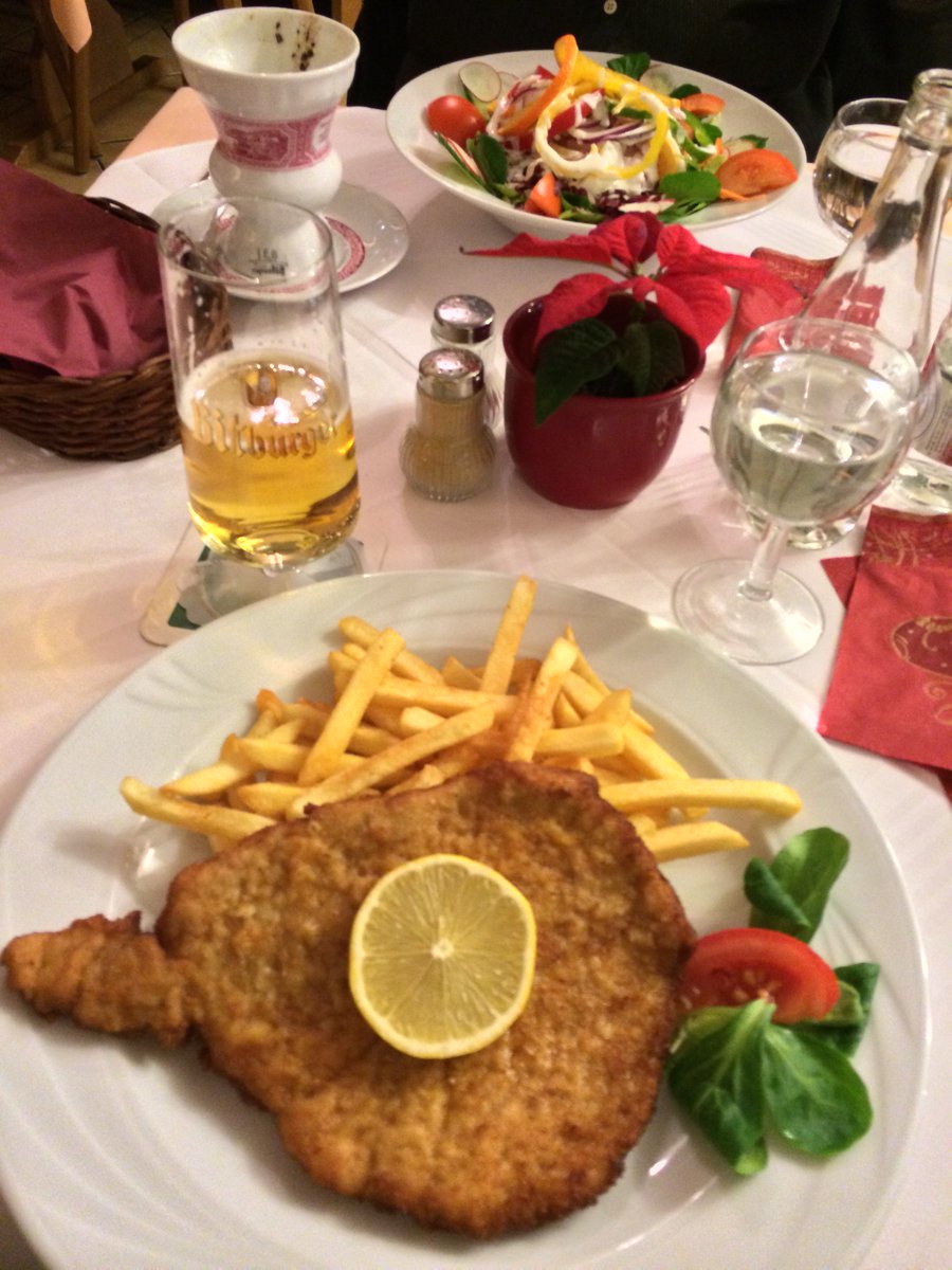 Oktoberfest is right around the corner so it's fitting that today is #nationalwienerschnitzelday! 🍺🥨 🇩🇪