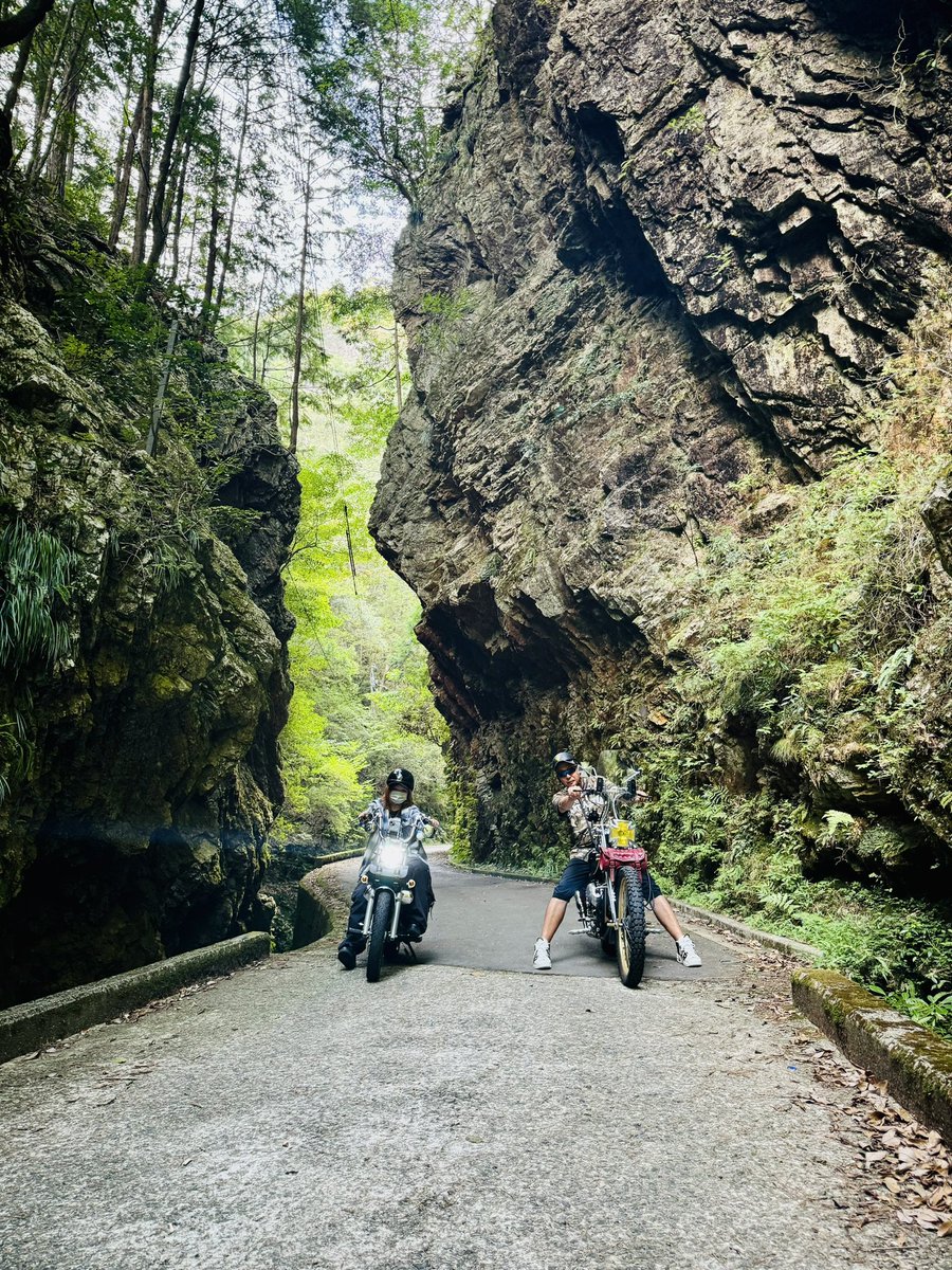 romesama_'s tweet photo. " マグナ50   MAGNA FIFTY "

突発ツーリング♪

岐阜県七宗町の
「空ふさがり」 🛵💨💨💨

往復195km走ってきました！
ケツ痛て〜🤣

#マグナ50
#MAGNAFIFTY
#ゼロハン
#原付
#4mini
#アメリカン
#cruiser
#50cc
#原付一種
#愛知 https://t.co/zJmCWXsnjd