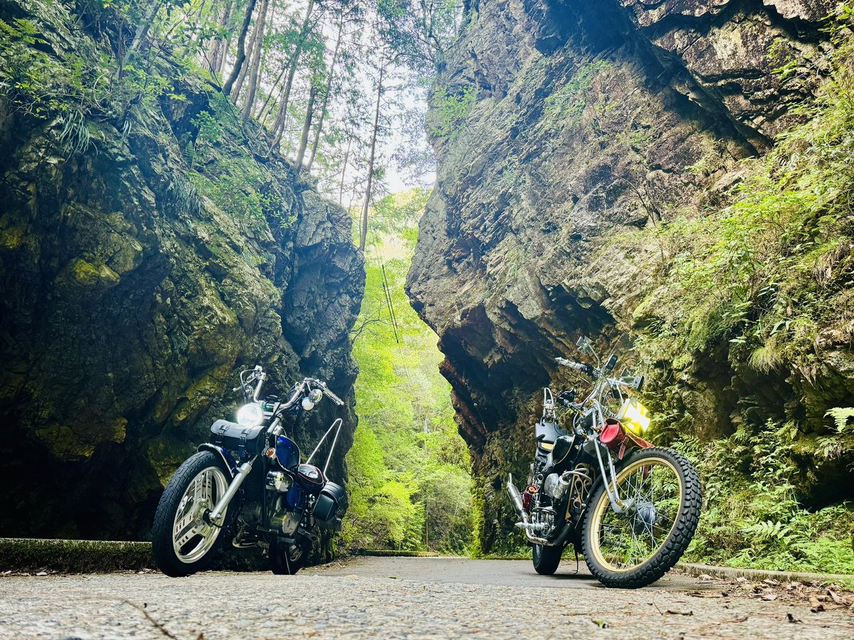 romesama_'s tweet photo. " マグナ50   MAGNA FIFTY "

突発ツーリング♪

岐阜県七宗町の
「空ふさがり」 🛵💨💨💨

往復195km走ってきました！
ケツ痛て〜🤣

#マグナ50
#MAGNAFIFTY
#ゼロハン
#原付
#4mini
#アメリカン
#cruiser
#50cc
#原付一種
#愛知 https://t.co/zJmCWXsnjd