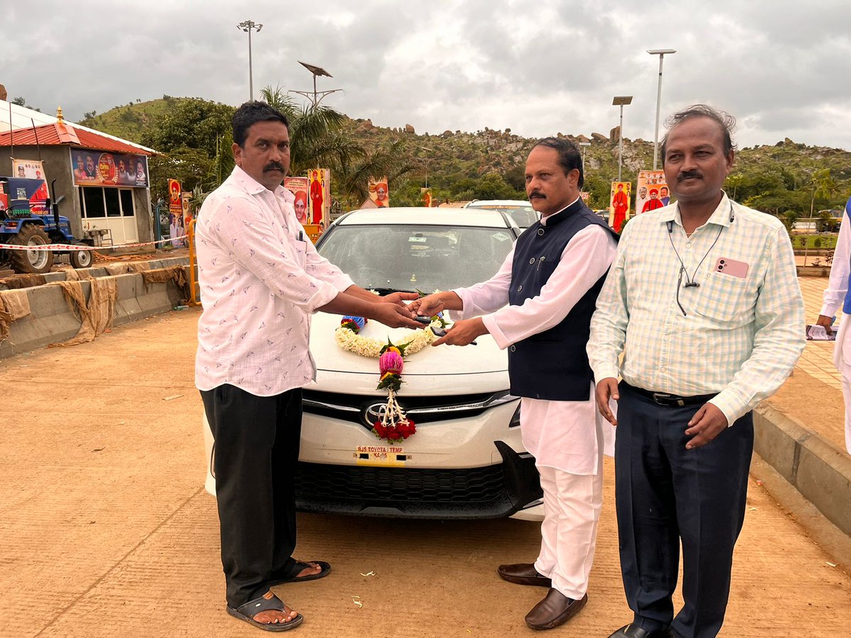 ಶ್ರೀ ಎಸ್ .ರವಿಕುಮಾರ್, ಮಾನ್ಯ ಅಧ್ಯಕ್ಷರು, ಕರ್ನಾಟಕ ಭೋವಿ ಅಭಿವೃಧಿ ನಿಗಮ ರವರು ಚಿತ್ರದುರ್ಗ ಜಿಲ್ಲೆಯಲ್ಲಿ  2022-23 ನೇ ಸಾಲಿನ ಉದ್ಯಮ ಶೀಲತಾ ಯೋಜನೆಯಡಿ ಫಲಾನುಭವಿಗೆ ವಾಹನ ವಿತರಣೆ ಮಾಡಿದರು.