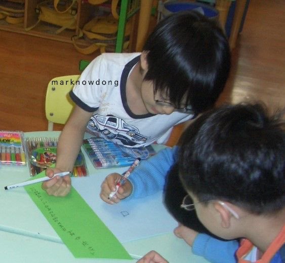 ขอน่อวาดด้วยสิ ૮.•  • ა´- เอ้นดูอะ อยากวาดรูปแต่กระดาษอยู่ที่เพื่อน ได้แต่ยืนกำปากกาสีรอถึงให้คิวตัวเองวาดบ้าง เสร้ดนึยัมตาน่อวาดด้ายนึยัม