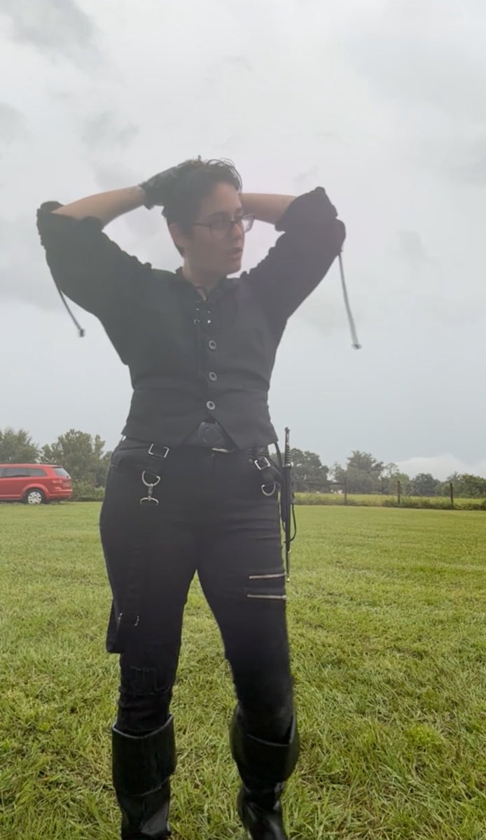 knightslovr's tweet photo. brought back my izzy cosplay for two seconds yesterday :)) #ofmdtwt https://t.co/VNORE8kPVO