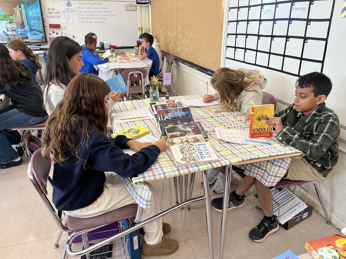 Morning “tasting” for readers to browse high interest books. Very innovative hook <a href="/MissMorrisLAL/">Miss Morris</a> &amp; Mrs. Rolph! <a href="/WeAreMPSD/">MPSD</a>