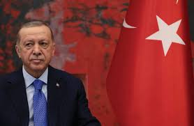 Turquie: Après avoir officiellement demandé de rejoindre le groupe des Brics, Ankara participera demain à une réunion ministérielle de la Ligue arabe, une première en treize ans (la Turquie n'étant pas, comme on le sait, un pays arabe). 
Jamais, un pays membre de l'OTAN - par