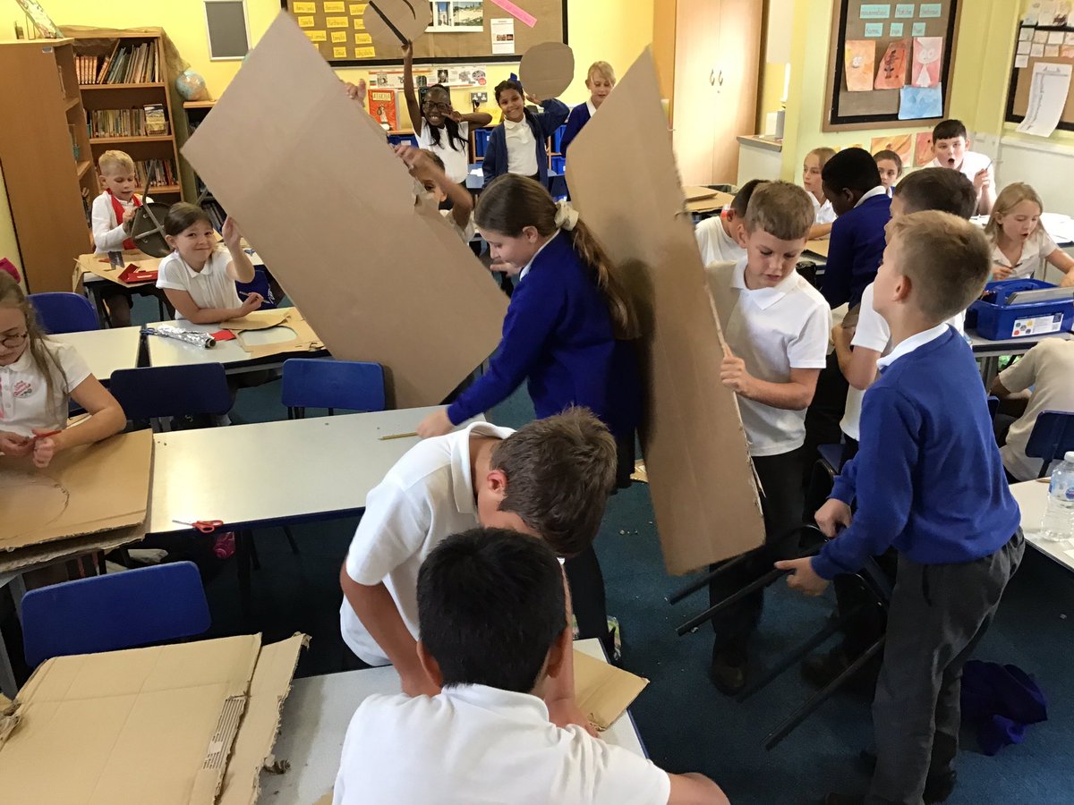 PelhamYear5's tweet photo. SUPER START! Year 5 are making their shields 😁😁😁 #ART #DT #HISTORY #Cross-curricularlearning #AncientGreece @trustilluminate  @PelhamPrimary_  🛡️🛡️ https://t.co/Qcme6D9yRD