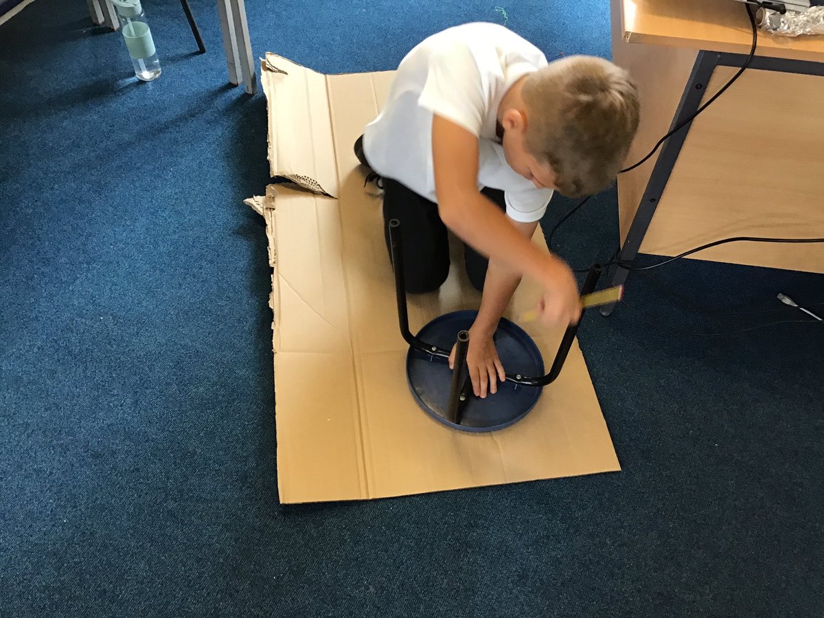 PelhamYear5's tweet photo. SUPER START! Year 5 are making their shields 😁😁😁 #ART #DT #HISTORY #Cross-curricularlearning #AncientGreece @trustilluminate  @PelhamPrimary_  🛡️🛡️ https://t.co/Qcme6D9yRD