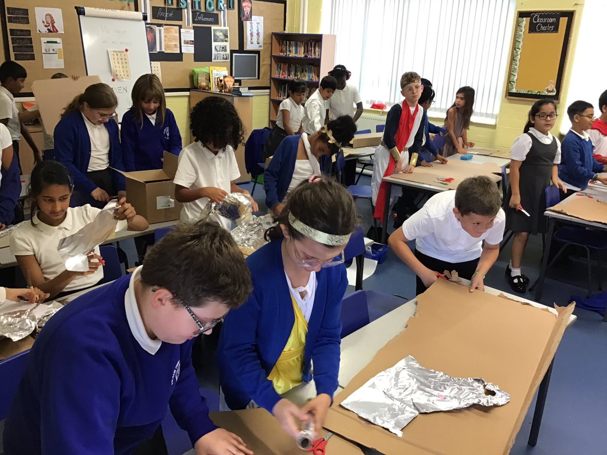 PelhamYear5's tweet photo. SUPER START! Year 5 are making their shields 😁😁😁 #ART #DT #HISTORY #Cross-curricularlearning #AncientGreece @trustilluminate  @PelhamPrimary_  🛡️🛡️ https://t.co/Qcme6D9yRD