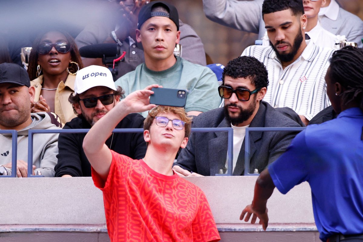 benitonewsmx's tweet image. Bad Bunny ayer en la final del #USOpenFinal 📸