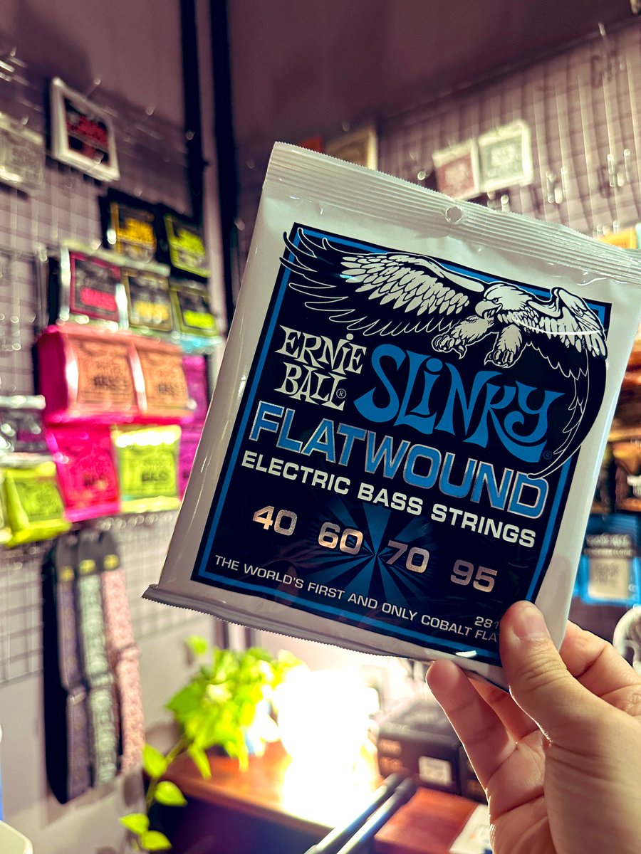 TakayukiMurata's tweet photo. フラットワウンドで
95-40
という割りかしマニアックなベース弦は
@ErnieBall_JP さんが取り扱ってくれているので、今日もGROKSスタジオさんに買いに来ましたっ
#ernieball #bassstrings #ベース弦 https://t.co/7a6ORRGplA