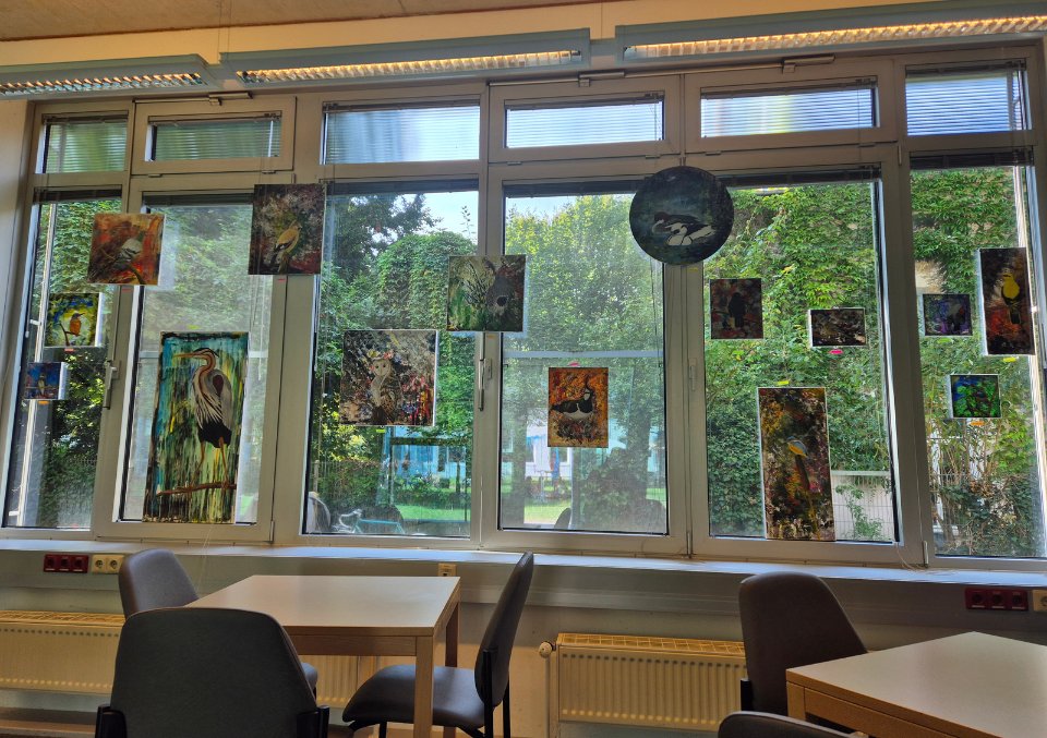 Das „850mkUNSt“-Kollektiv nutzte am Wochenende Räume und Innenhof des Gesundheitsamtes, um mit Nachbar:innen und Interessierten das Gefühl der anonymen Nachbarschaft aufzubrechen und unterschiedlichen Kunstformen einen Raum zu geben.