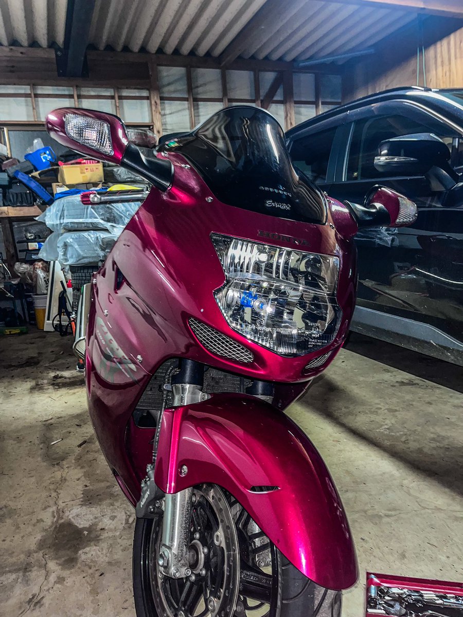 taakun0111's tweet photo. 車検から戻しついでに
新たに入手したスクリーンを装着！

ゼログラの時より理想的な形🤩✨✨
てかこのメーカー初めて見たww

#cbr1100xx
#ermax
#aeroscreen
#france
#おフランス産 https://t.co/s81wfwfPH3