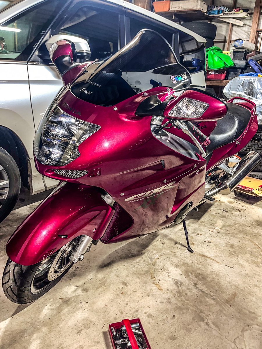 taakun0111's tweet photo. 車検から戻しついでに
新たに入手したスクリーンを装着！

ゼログラの時より理想的な形🤩✨✨
てかこのメーカー初めて見たww

#cbr1100xx
#ermax
#aeroscreen
#france
#おフランス産 https://t.co/s81wfwfPH3