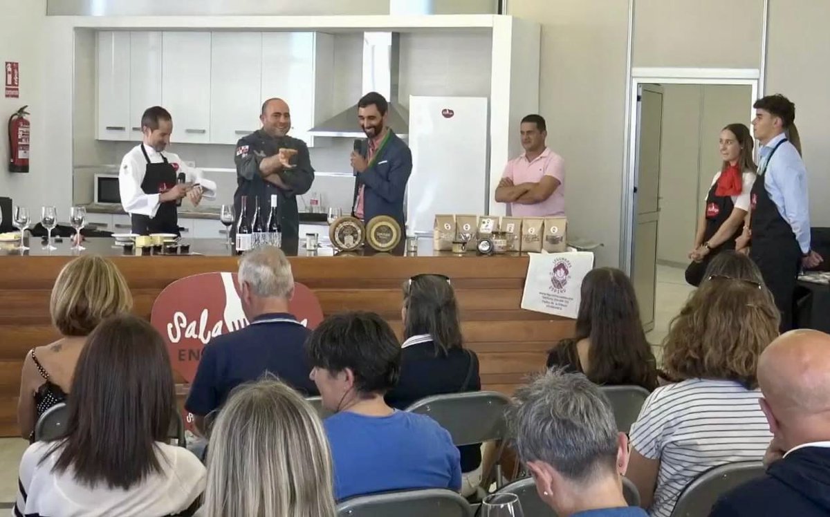 Cerramos <a href="/feriasalamaq/">Salamaq</a> con buen sabor de boca tras el showcooking de ayer by Helio Flores Gutierrez junto a otros productores de <a href="/Salamancabande/">Salamancaenbandeja</a> 
Un platazo amigos 😋