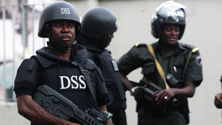iamedris's tweet photo. #militarygovernment

Under Buhari a military personnel we experience civilian rule, under Tinubu a civilian we are experiencing military rule.

DSS arrested everyone indiscriminately

There is fire 🔥🔥🔥 on the mountain 🏔️

TINUBU doesn't care about 2nd term https://t.co/52N1fvu4Vo